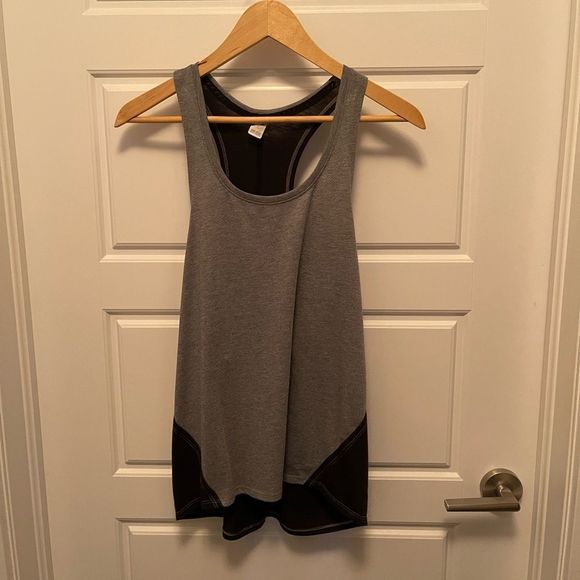 Oakley Tank - Picture 1 of 3